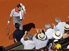 Stan Wawrinka se utírá do runíku bhem finálového klání na Roland Garros.