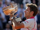 Stan Wawrinka si okouzlen prohlíí trofej pro ampiona Roland Garros, kterou...