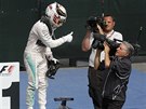 Vítzné gesto Lewise Hamiltona po dalím triumfu. Tentokrát jezdec Mercedesu...