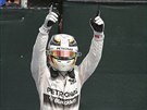 Lewis Hamilton slaví výhru ve Velké cen Kanady.