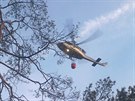 Požár v nepřístupném terénu pomáhaly zdolat dva vrtulníky.