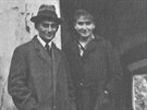 Franz Kafka se sestrou Ottlou ped domem . p. 15 v Siemi.