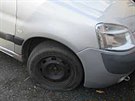 Vandal v Beov proezal trnáct pneumatik u osmi aut.
