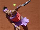eská tenistka Lucie afáová podává v semifinále Roland Garros.