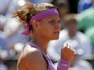 eská tenistka Lucie afáová se raduje se zarputilým výrazem v semifinále...