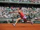 eská tenistka Lucie afáová se natahuje po míku v semifinále Roland Garros.