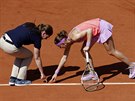 KDE JE STOPA? eská tenistka Lucie afáová se pe s umpirový rozhodí o dopad...