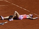 eská tenistka Lucie afáová leí na paíské antuce, práv postoupila do...