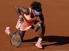 Americká tenistka Serena Williamsová kleí na kolenou v semifinále Roland...