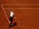 Britský tenista Andy Murray podává v semifinále Roland Garros.