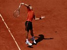 Srbský tenista Novak Djokovi podává v semifinále Roland Garros.