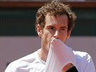 Britský tenista Andy Murray si utírá pusu v semifinále Roland Garros.