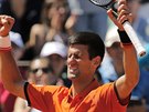 Srbský tenista Novak Djokovi se raduje z posupu do finále Roland Garros.