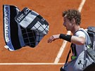 Britský tenista Andy Murray odchází po semifinálové poráce z kurtu na Roland...