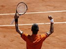 Srbský tenista Novak Djokovi slaví postup do finále Roland Garros.