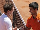 Srbský tenista Novak Djokovi pijímá gratulaci od semifinálového soupee...