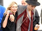 Modelka Kate Mossová se zpvákem Petem Dohertym na festivalu v Glastonbury...