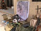Bojovnice pemerg sedí u zbraní Islámského státu, které zabavili u syrské...