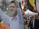 Lidé procházejí kolem plakátu jednoho z lídr HDP Selahattina Demirtasa v...