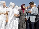 Turecký premiér Ahmet Davutoglu pi pedvolební kampani navtívil továrnu na...