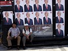 Turetí mui ped plakáty s lídrem CHP Kemalem Kilicdaroglu (4. ervna 2015).