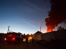 Mohutný požár zachvátil ropné zásobníky v obci Vasylkiv 30 kilometrů od Kyjeva...