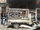 Obyvatelé Aleppa a jednotky civilní obrany hasí poár. Vojska prezidenta Baára...