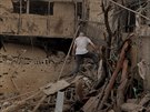 Trosky palestinského uprchlického tábora Jarmúk na pedmstí Damaku. Vojska...