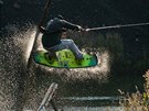 Na wakeboardu se dá i létat pes pekáky. Pedvádí to Marek Zach.