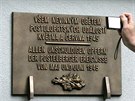Bronzová pamětní deska připomíná oběti postoloprtského masakru.