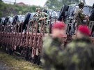 Elitní výsadkái z Chrudimi ped odjezdem na cviení NATO v Polsku.