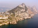 Skála Gibraltar v plné kráse ranního slunce
