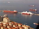 Pístav Gibraltar v ranním slunci
