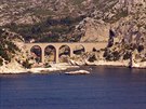 Pohled na romantickou eleznici vedoucí kolem Marseillského zálivu