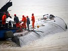 Záchranái vynáejí tlo jedné z obtí z potopené lodi na jihoínské ece...