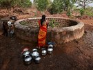 Lidé v Indii asto musí ke studnám pro trochu vody ujít mnoho kilometr (Duben...