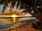 Západ slunce na ostrov Samoa - ukrytém ráji uprosted Pacifiku.