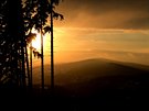 Západ slunce nad sjezdovkou v Rejdicích v Jizerských horách.
