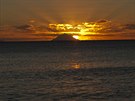 Západ slunce na neobydleném ostrov Uloeva v souostroví Ha'apai, Tonga,...