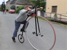Sbratel historickch kol ukazuje jzdu na replice vysokho bicyklu