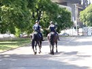 Hlídka mstské policie na koních ve Vrchlického sadech.