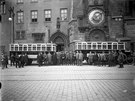 Slavnostní zahájení provozu autobusů před Staroměstskou radnicí 20. června 1925.