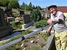 86letý Josef Pibyl ukazuje místo, kde pomáhal zkraje léta roku 1945 vykopat...