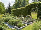 Zeleninové a bylinkové záhony v uitkové zahrad jsou ohranieny betonovými...