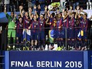 Fotbalisté Barcelony se radují z triumfu v Lize mistr.