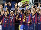 Fotbalisté Barcelony se radují z triumfu Ligy mistr.
