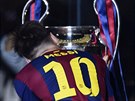 Lionel Messi z Barcelony se laská s pohárem pro vítze Ligy mistr.