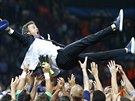Luis Enrique, trenér fotbalist Barcelony, nad hlavami hrá po vítzném finále...