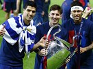 HVZDNÉ TRIO Luis Suárez (vlevo), Lionel Messi a Neymar pózují s pohárem pro...