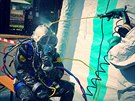 Snímek z hasiského cviení techniky pilbového potápní v jímce istírny...